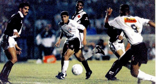 Ricardo Rocha tenta parar ataque corinthiano pela Copa do Brasil de 1995. Ao fundo o lateral Cássio observa a bola que está indo em direção a Viola.